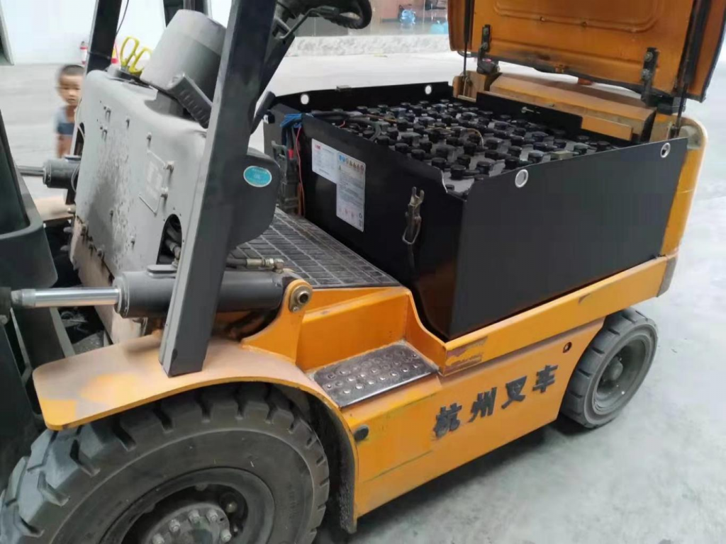 Electric forklift 